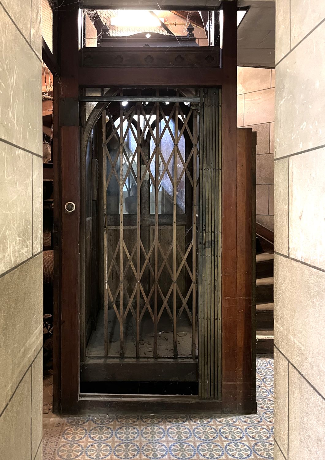 Avenue des Deux Tilleuls 2. Ascenseur au sous-sol © Homegrade, 2022